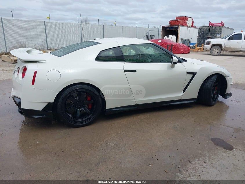 Nissan GT-R - фото 11
