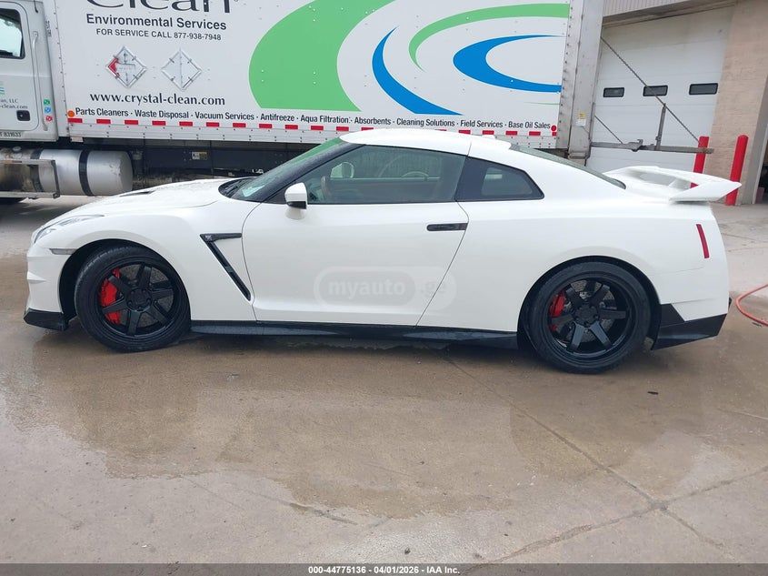 Nissan GT-R - фото 12