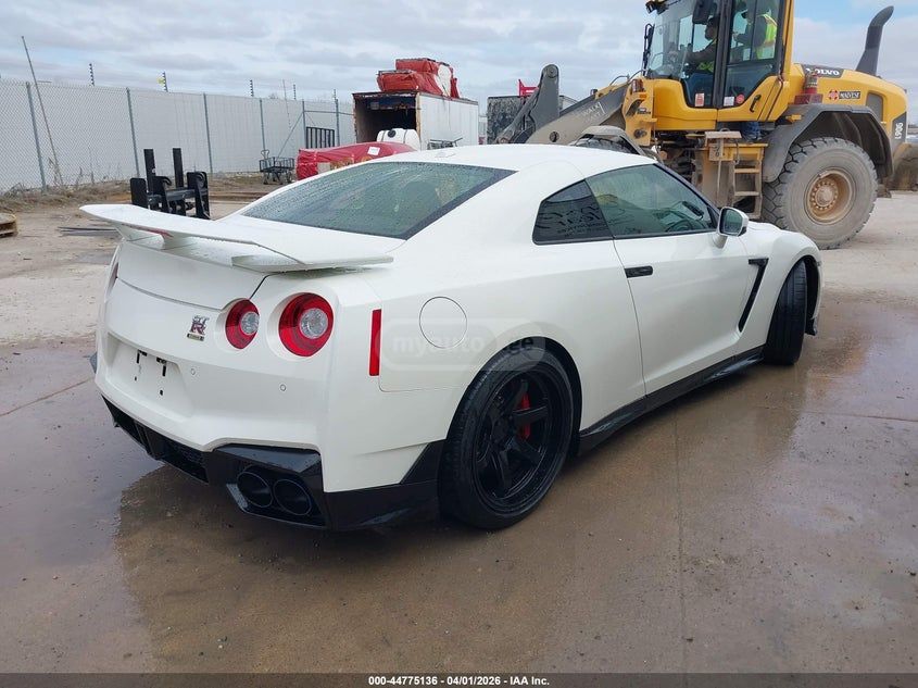 Nissan GT-R - фото 4