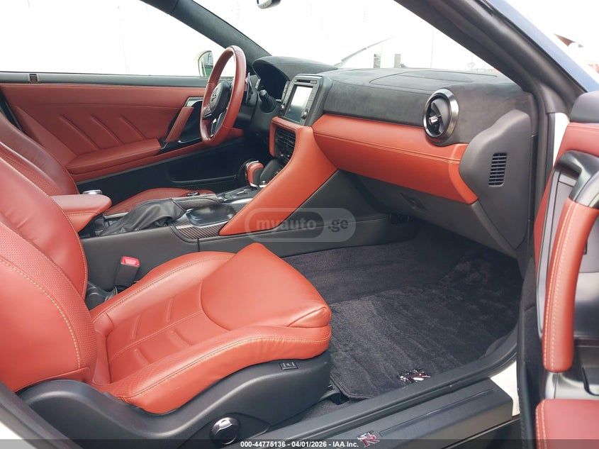 Nissan GT-R - фото 5