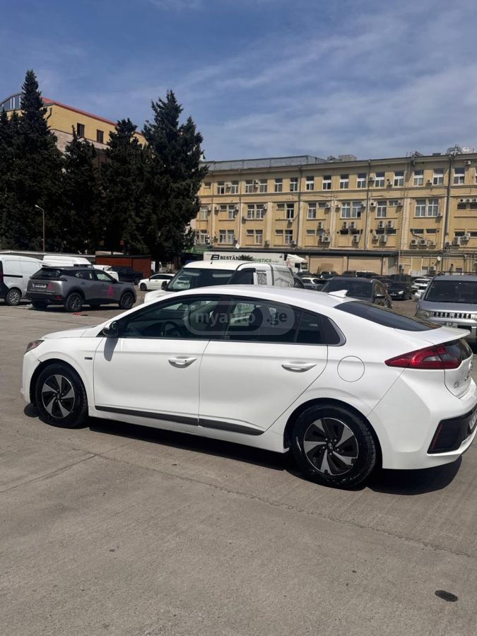 Hyundai Ioniq - фото 1