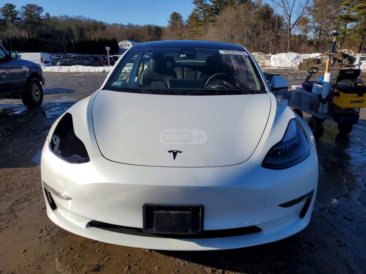 Tesla Model 3 - фото 1