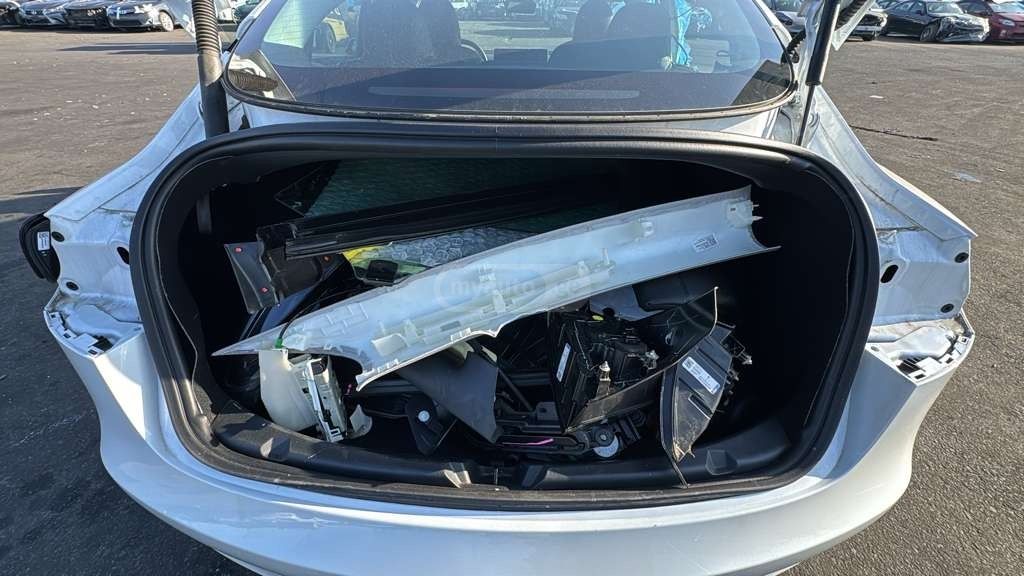 Tesla Model 3 - фото 12