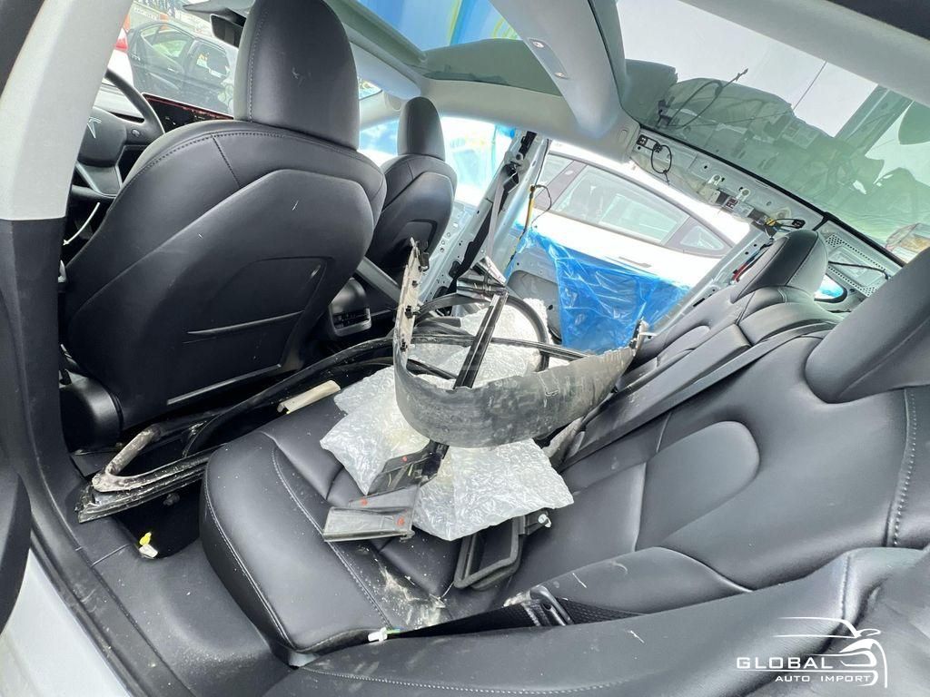 Tesla Model 3 - фото 8