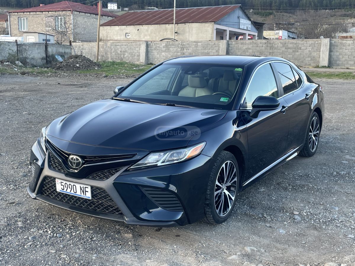 Toyota Camry - фото 1