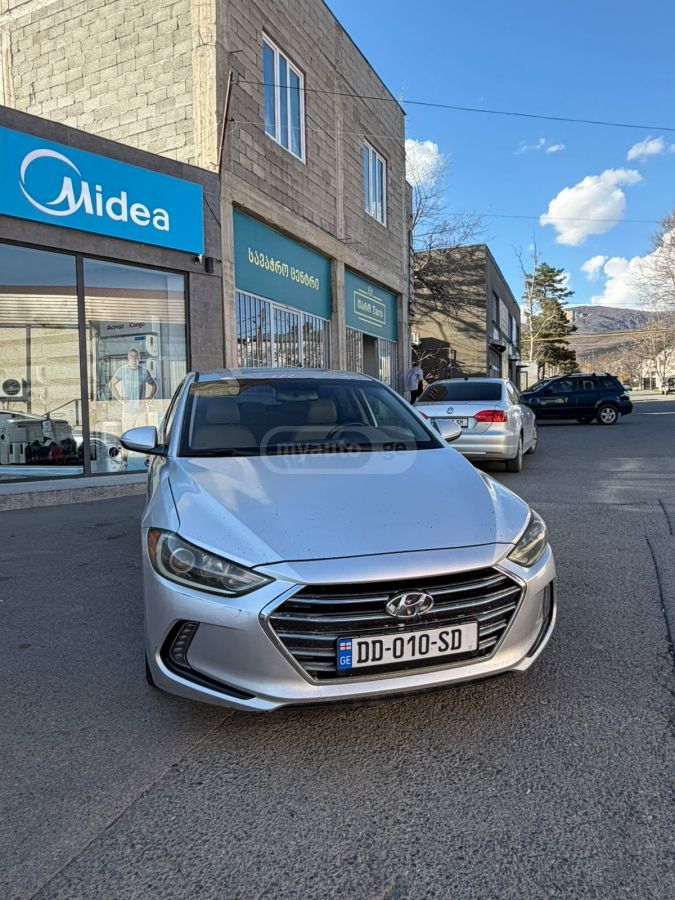 Hyundai Elantra - фото 1