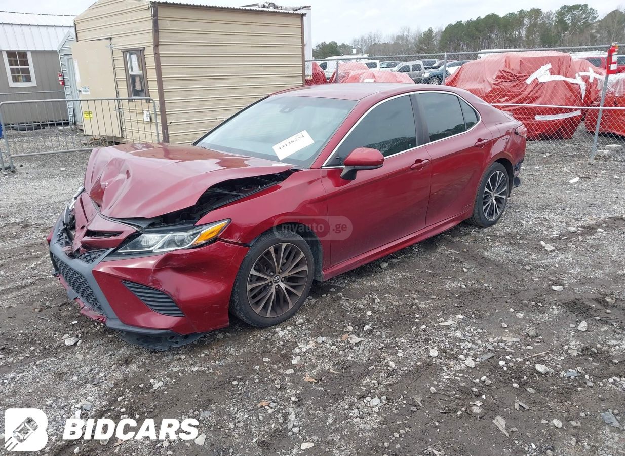 Toyota Camry - фото 1
