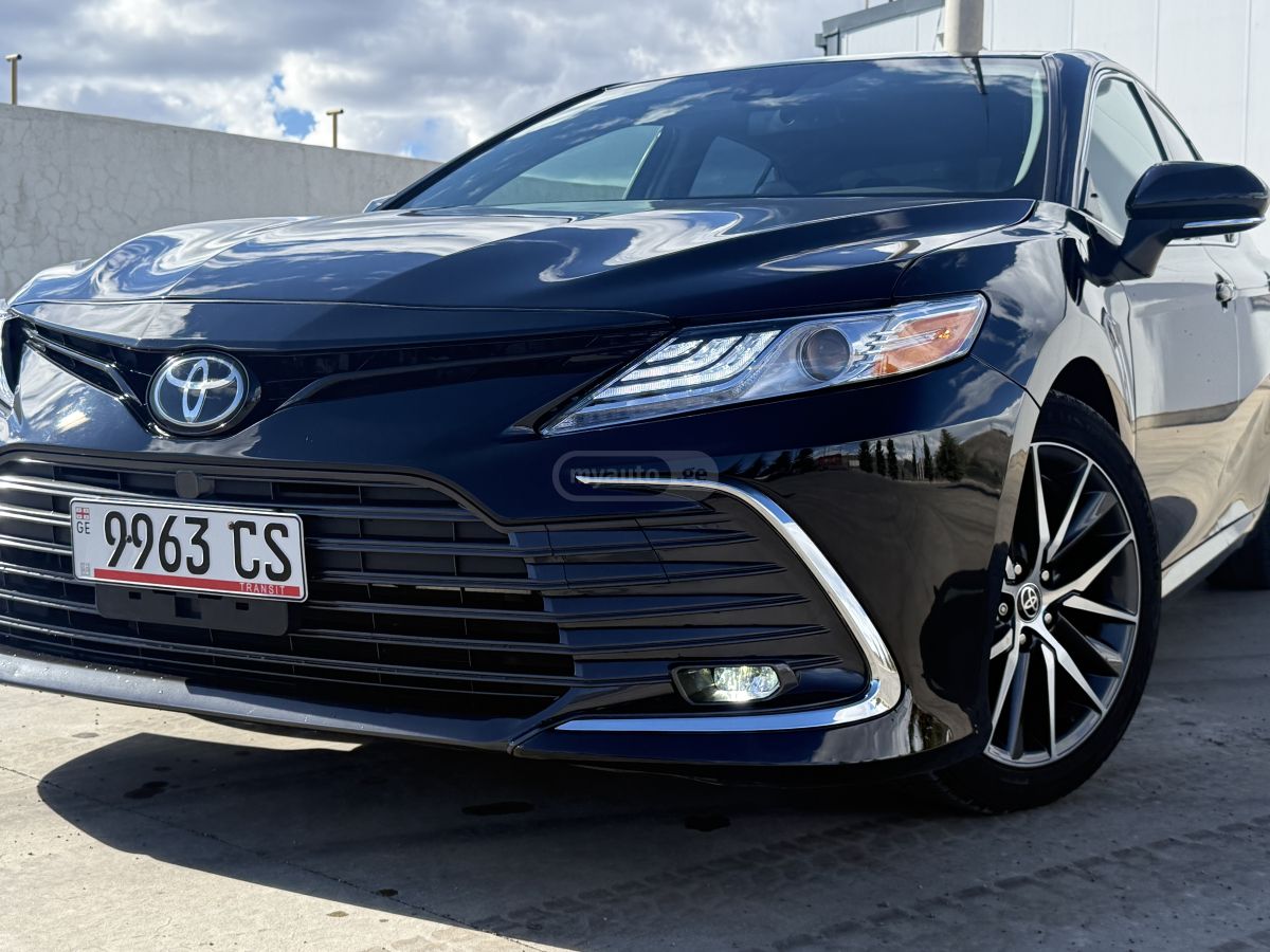 Toyota Camry - фото 1