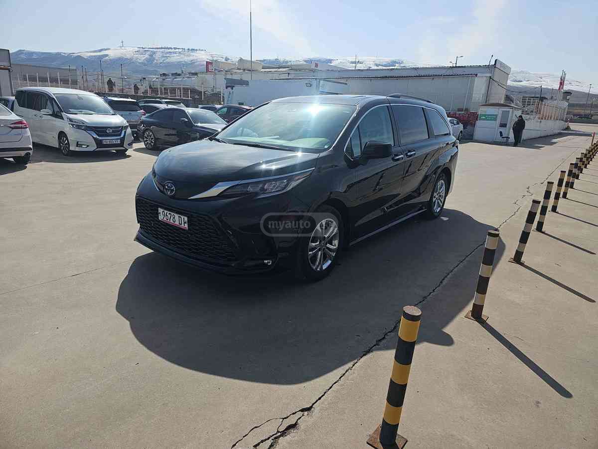 Toyota Sienna - фото 1