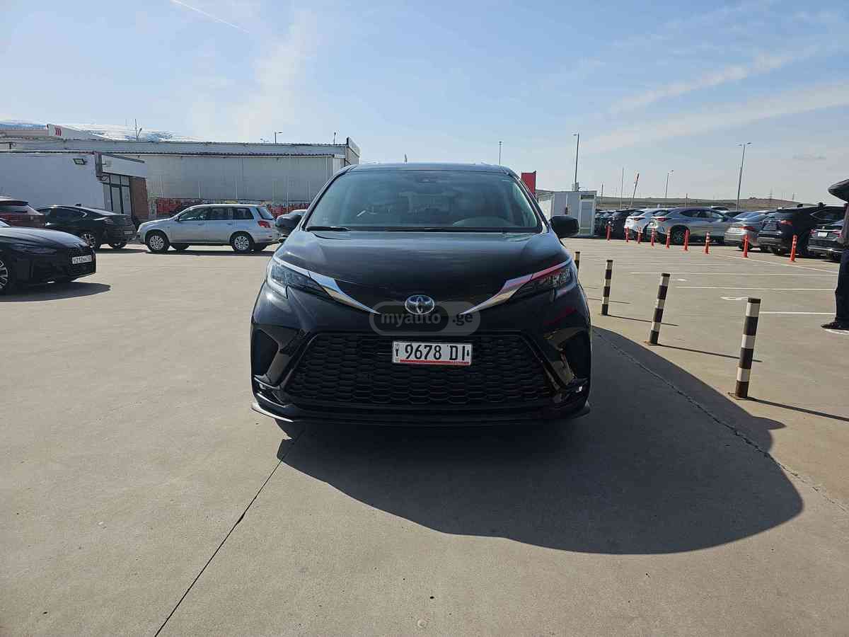 Toyota Sienna - фото 2