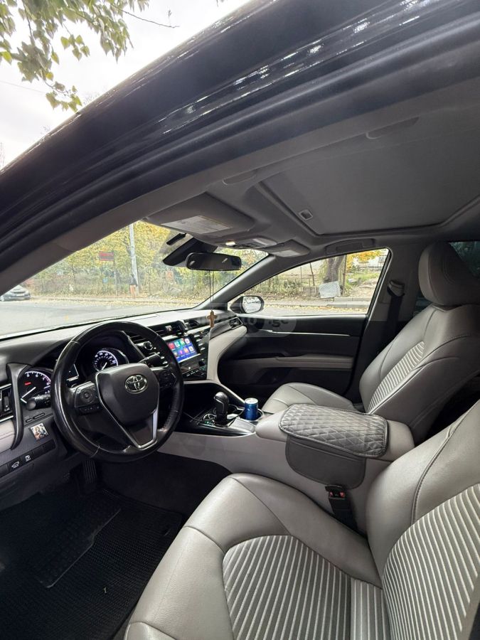 Toyota Camry - фото 1