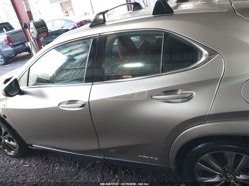 Lexus UX 250 h - фото 13