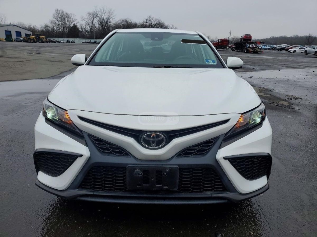 Toyota SE 4dr Front-Wheel Drive Sedan — миниатюра 2