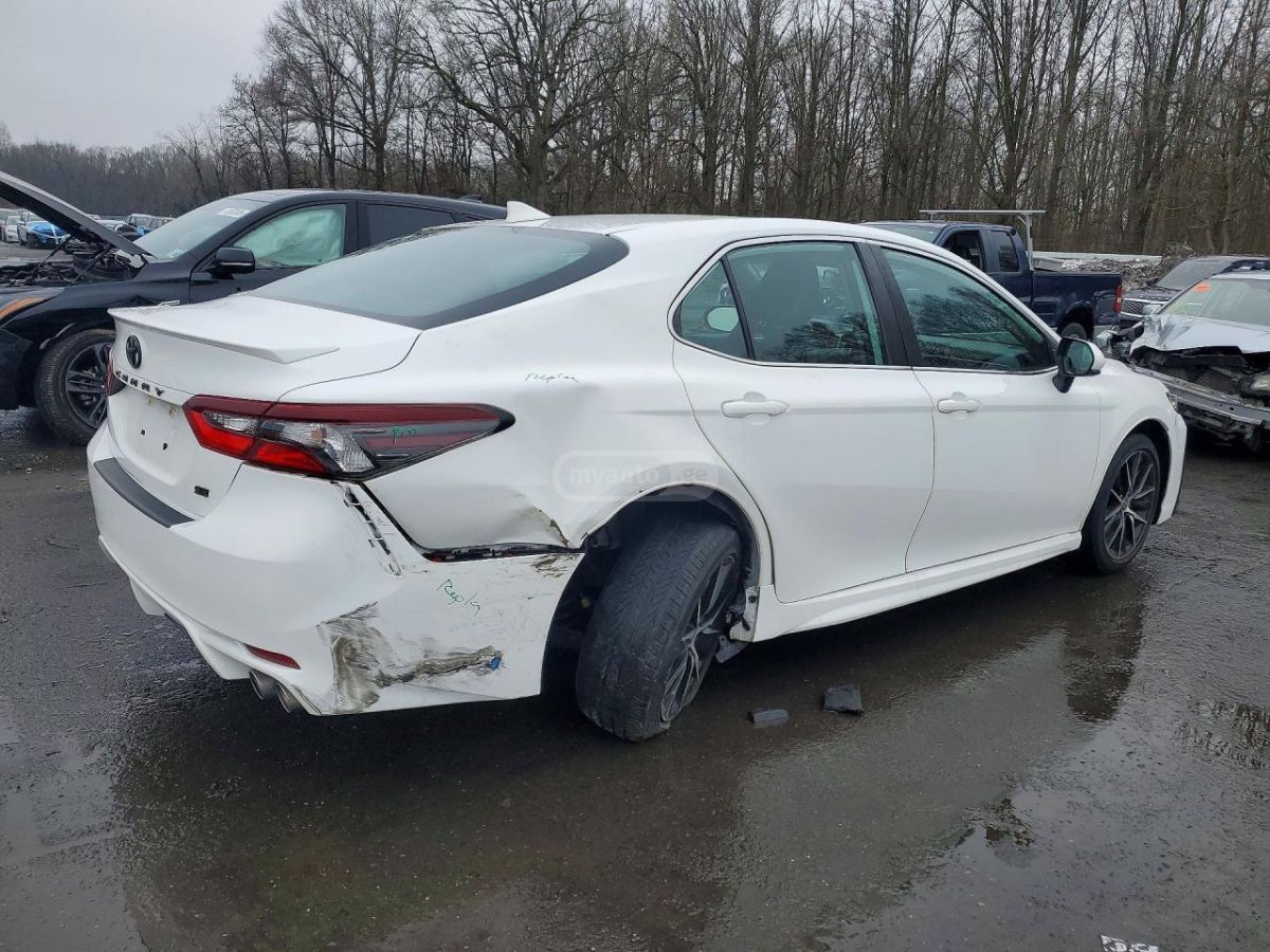 Toyota SE 4dr Front-Wheel Drive Sedan — миниатюра 4