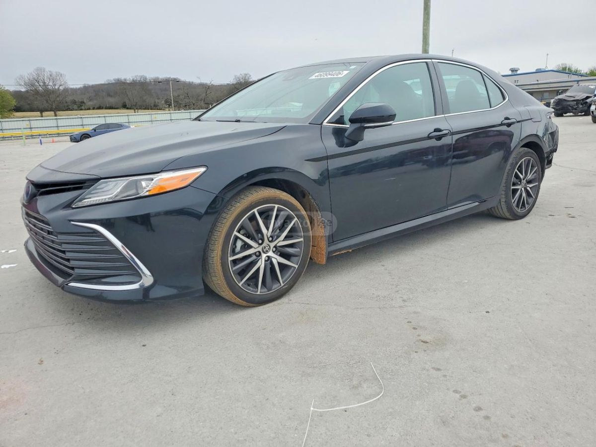 Toyota Camry - фото 1