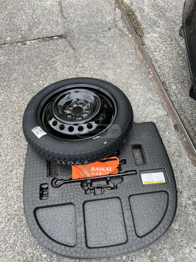 Toyota XSE 4dr Front-Wheel Drive Seda — миниатюра 11