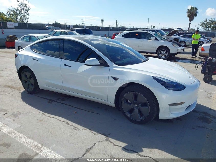 Tesla Model 3 - фото 1