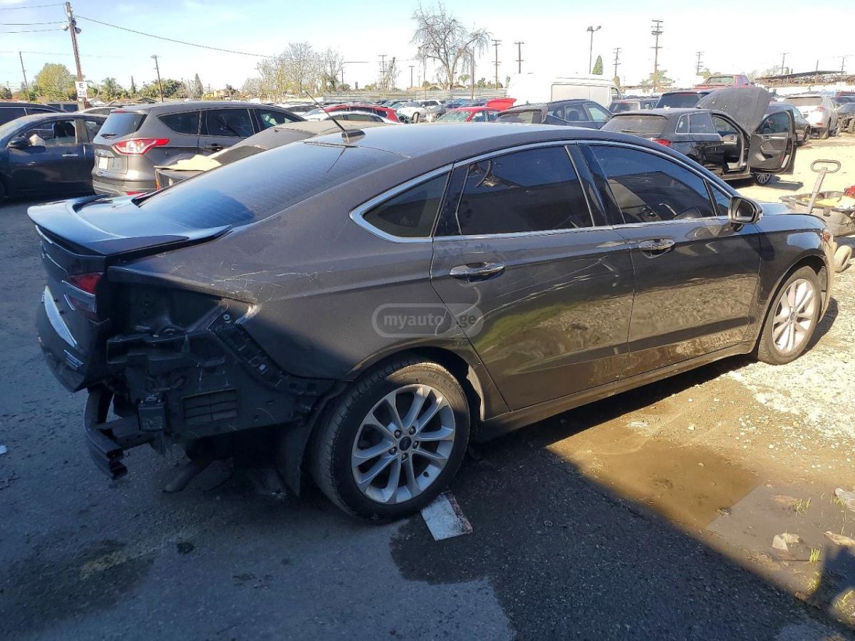 Ford Fusion - фото 3