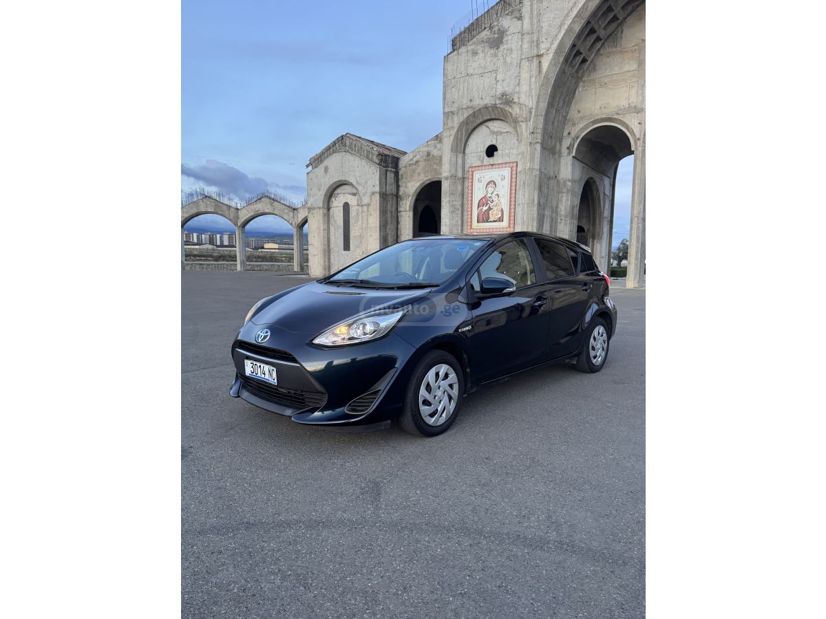 Toyota Aqua - фото 1