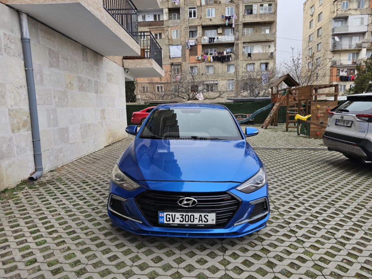 Hyundai Elantra - фото 1