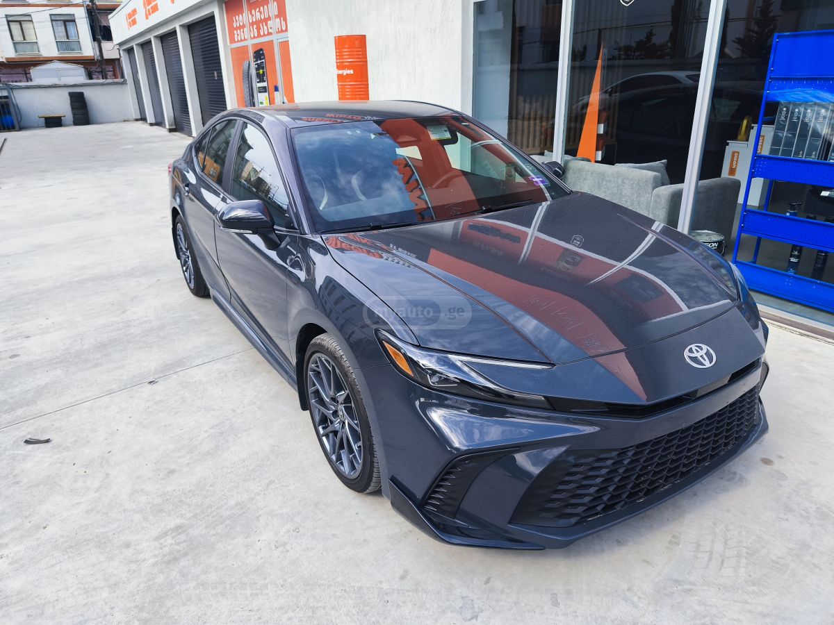 Toyota Camry - фото 1