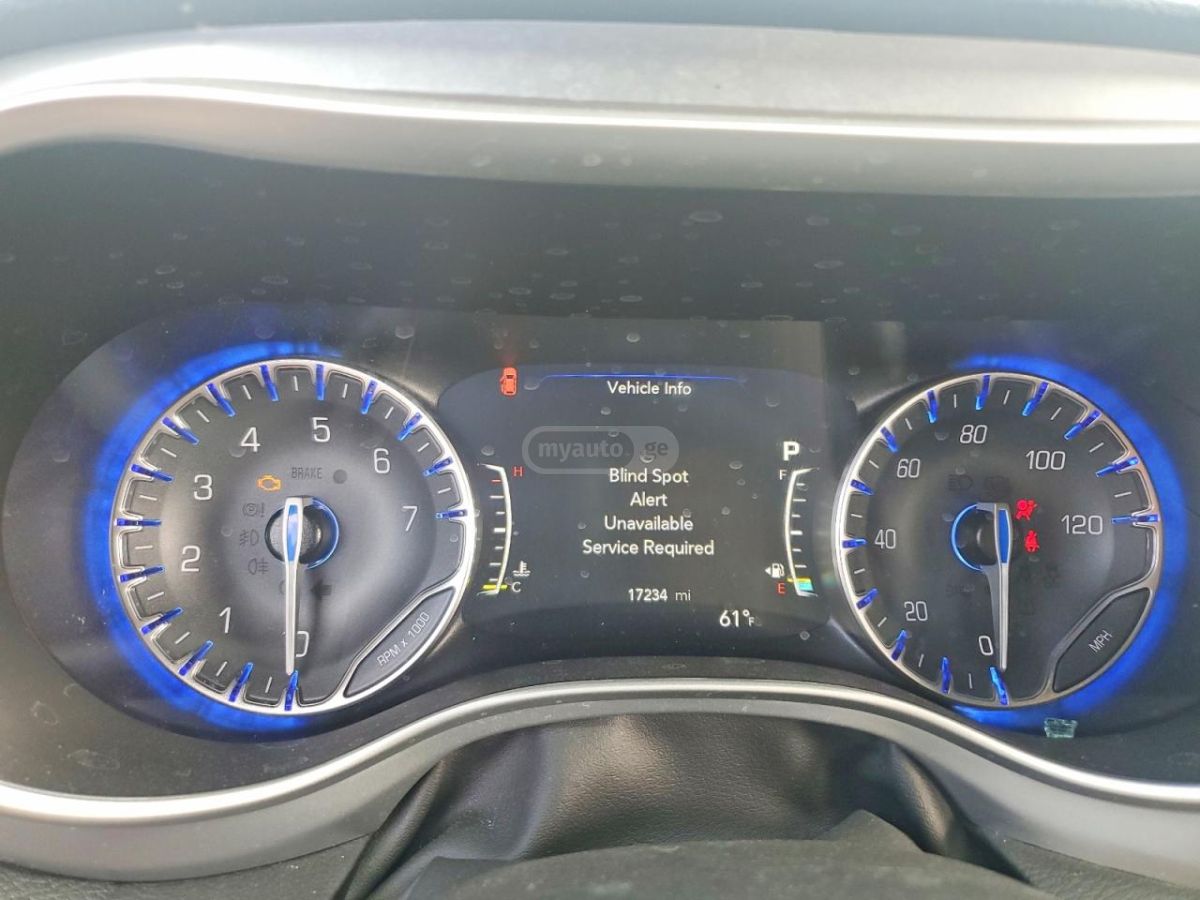 Chrysler Pacifica 2023 — миниатюра 9