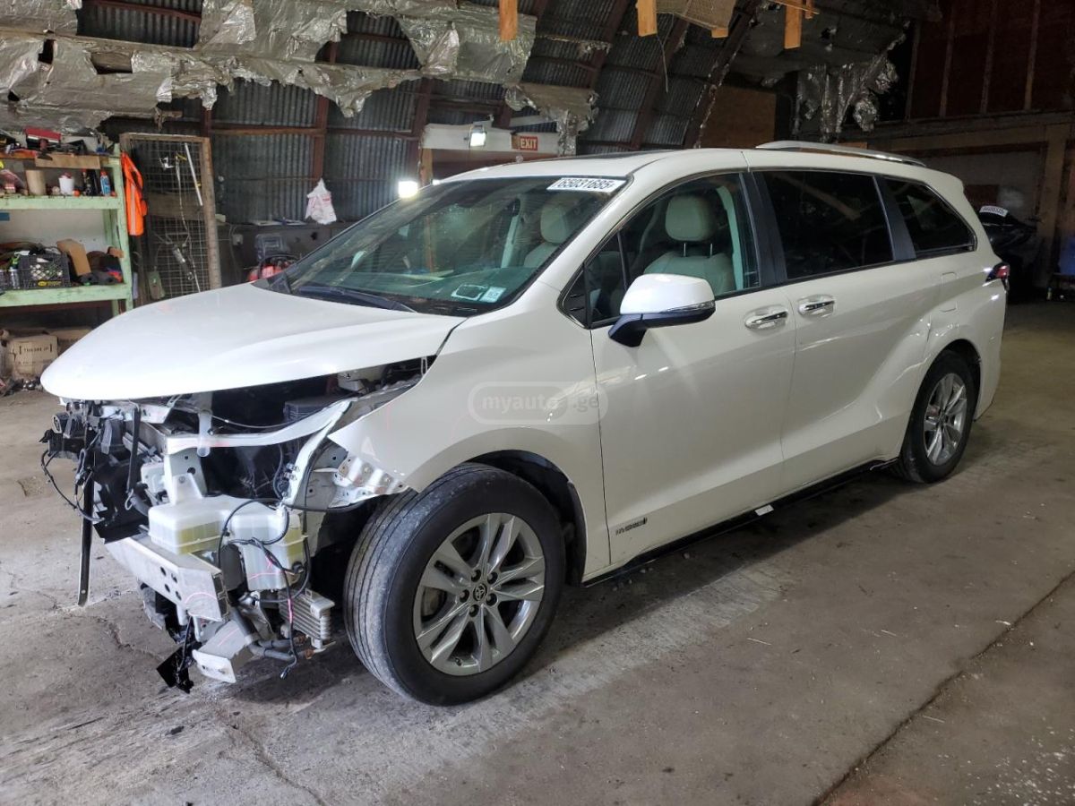 Toyota Sienna - фото 1