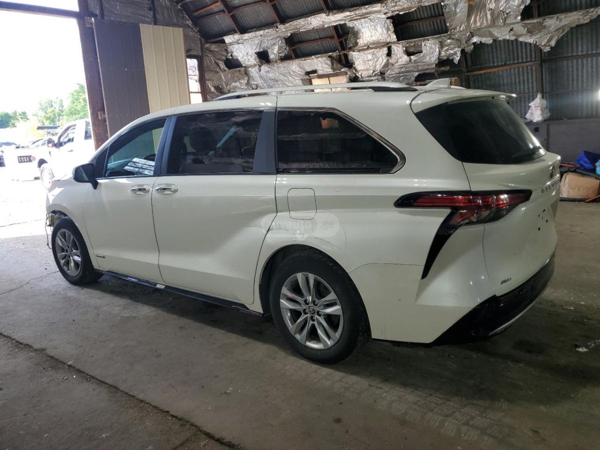 Toyota Sienna - фото 2