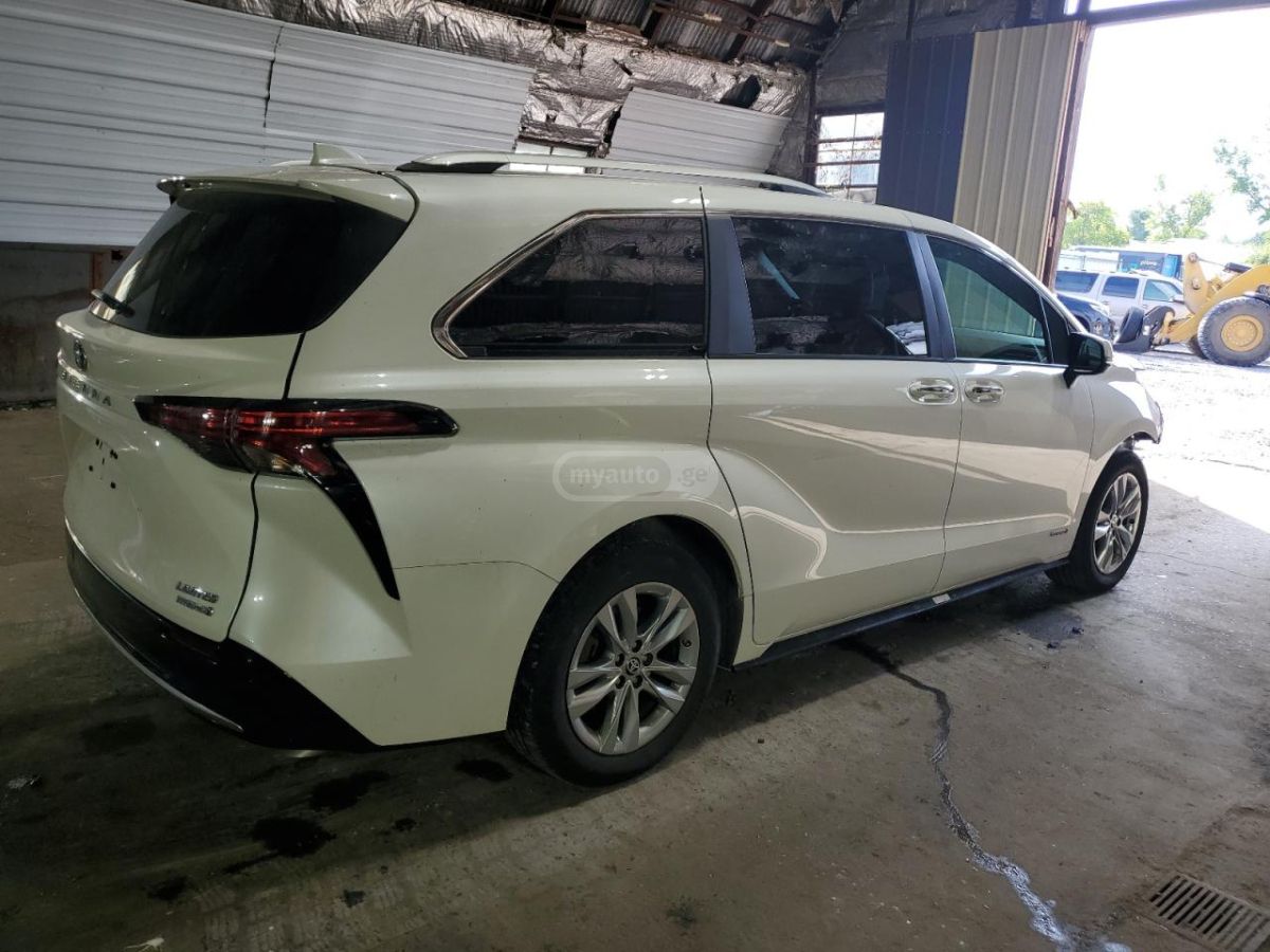 Toyota Sienna - фото 3