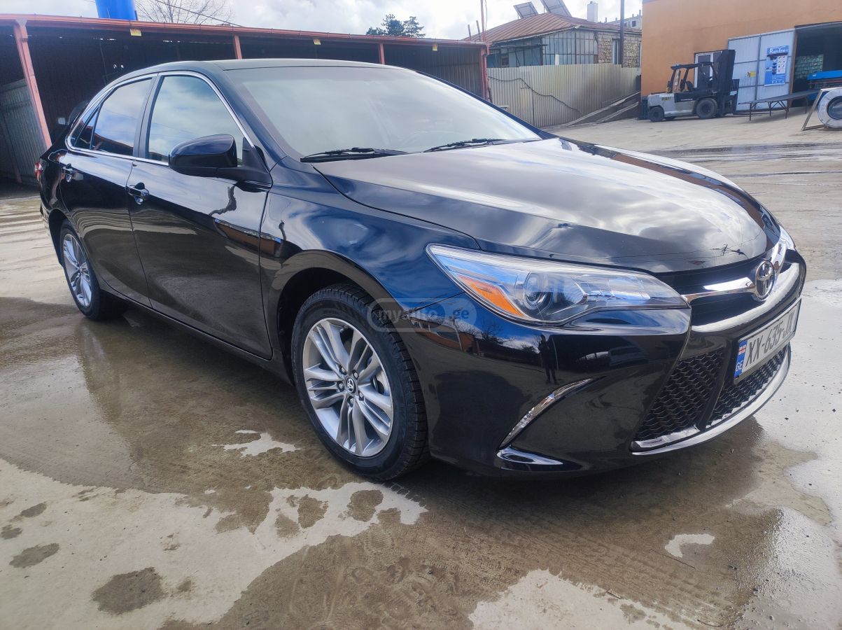 Toyota Camry - фото 1