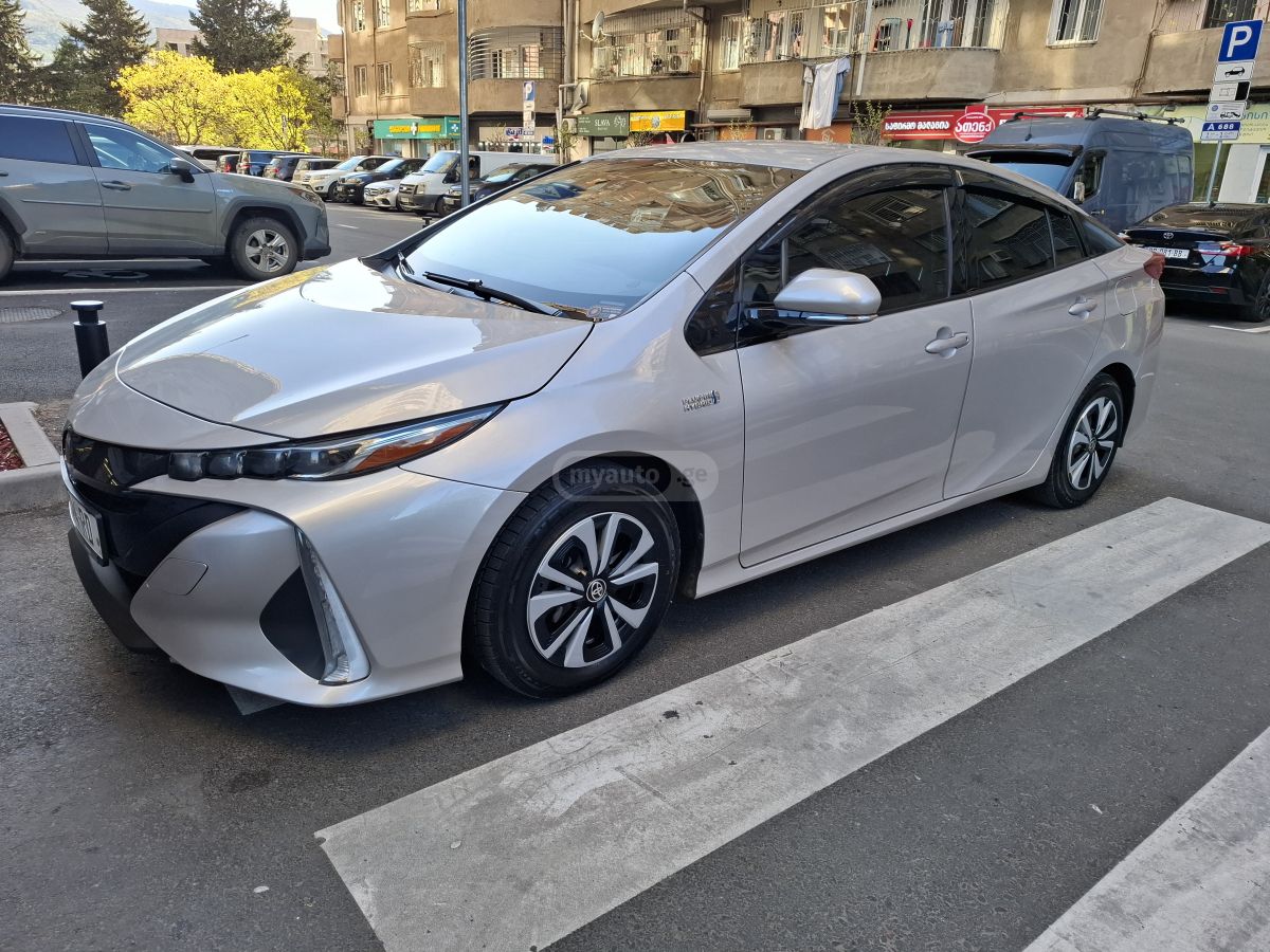 Toyota Prius - фото 1