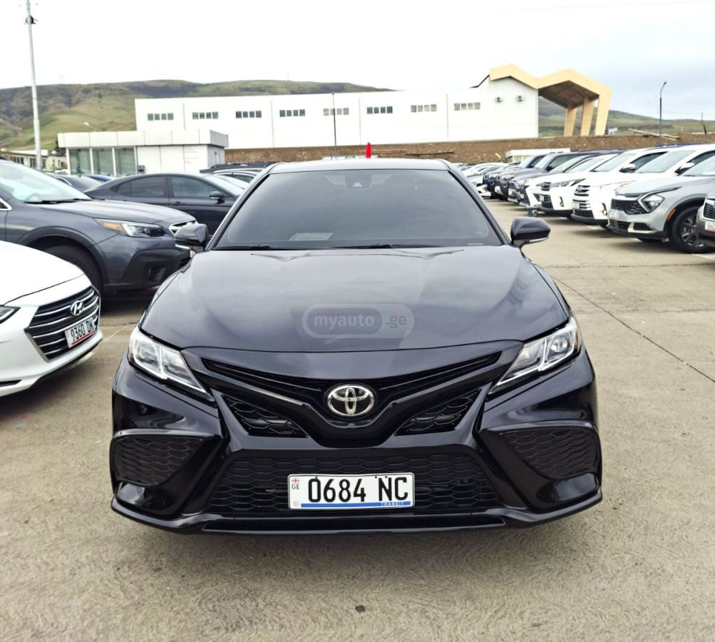 Toyota Camry - фото 1