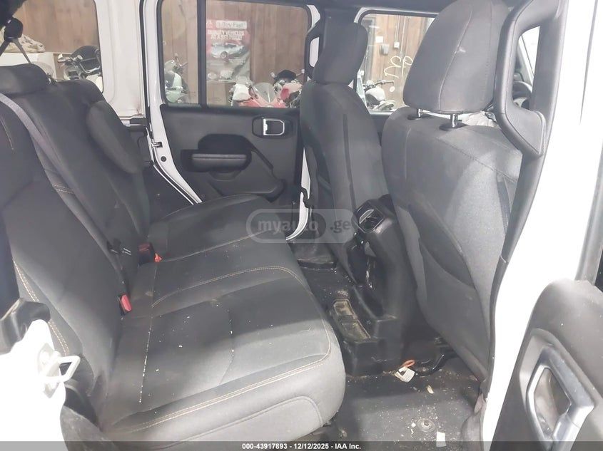 Jeep Wrangler - фото 8