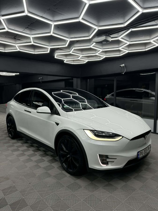 Tesla Model X - фото 1