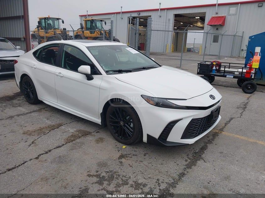 Toyota Camry - фото 1