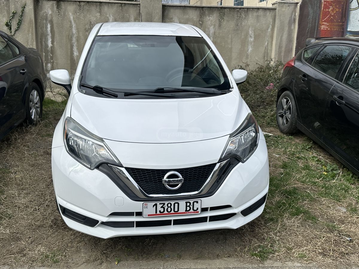 Nissan Versa - фото 1
