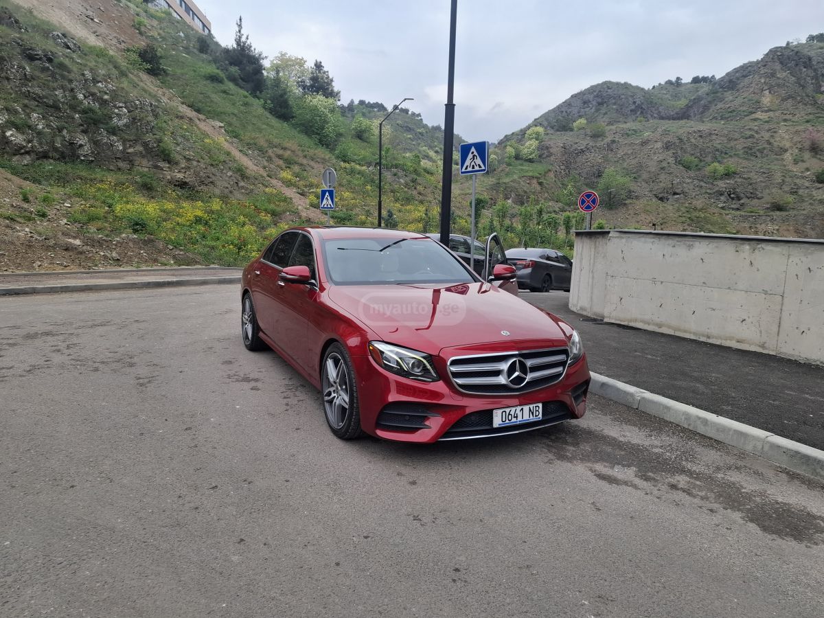 Mercedes-Benz E 300 - фото 1