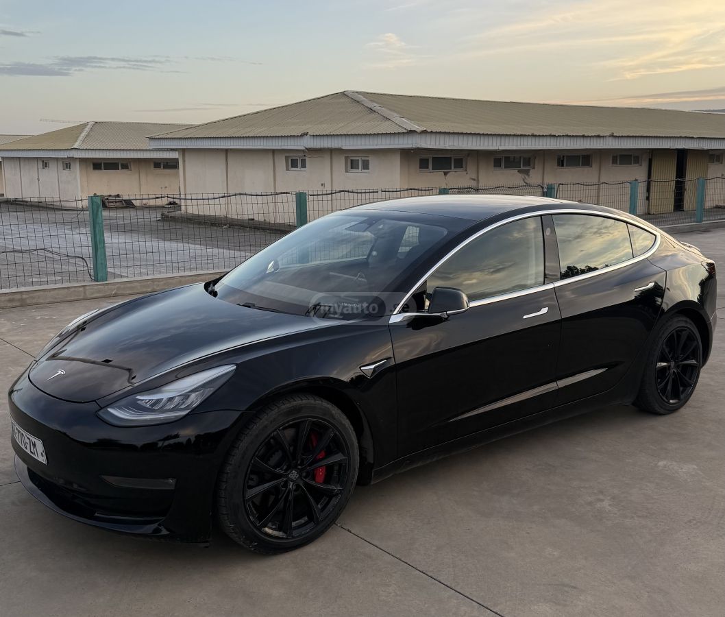 Tesla Model 3 - фото 1