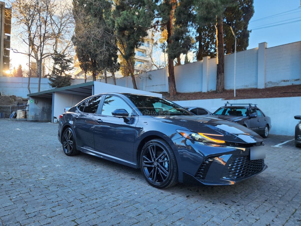 Toyota Camry - фото 1