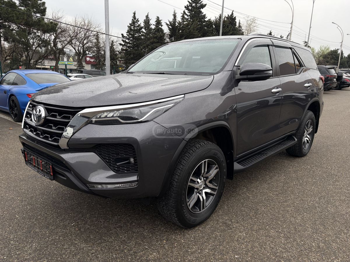Toyota Fortuner - фото 1