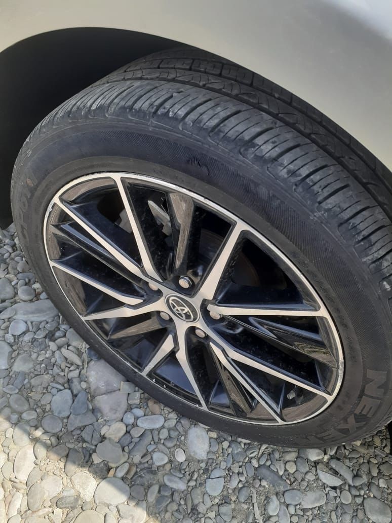 Toyota SE Nightshade 4dr Front-Wheel — миниатюра 3