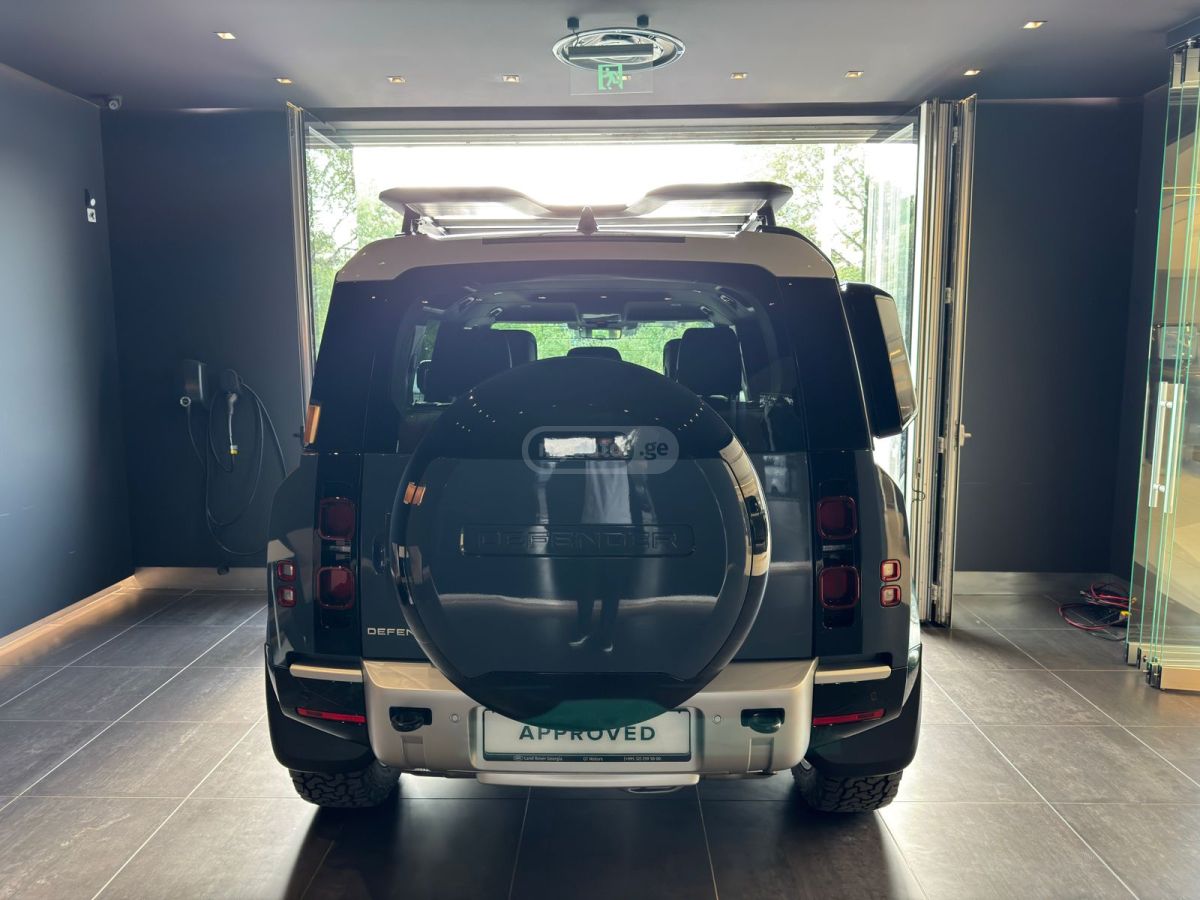 Land Rover Defender 110 