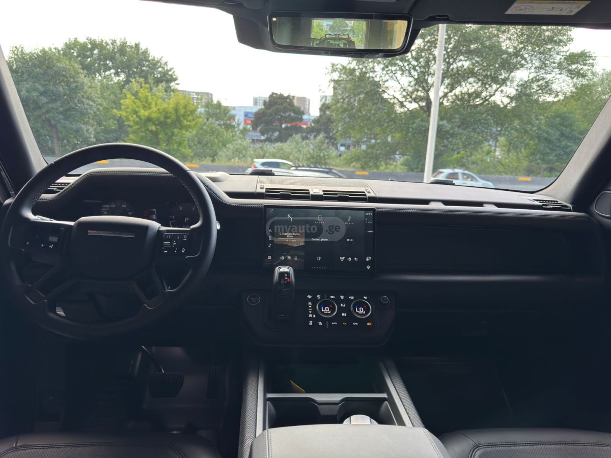 Land Rover Defender 110 