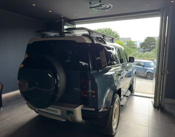 Land Rover Defender 110 