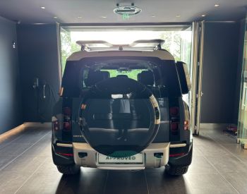Land Rover Defender 110 