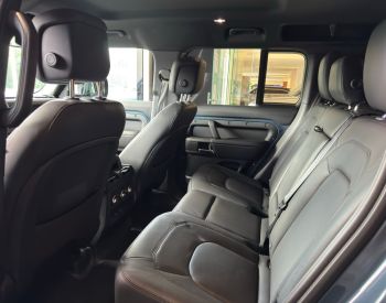 Land Rover Defender 110 