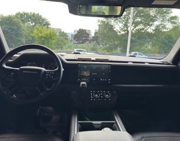 Land Rover Defender 110 