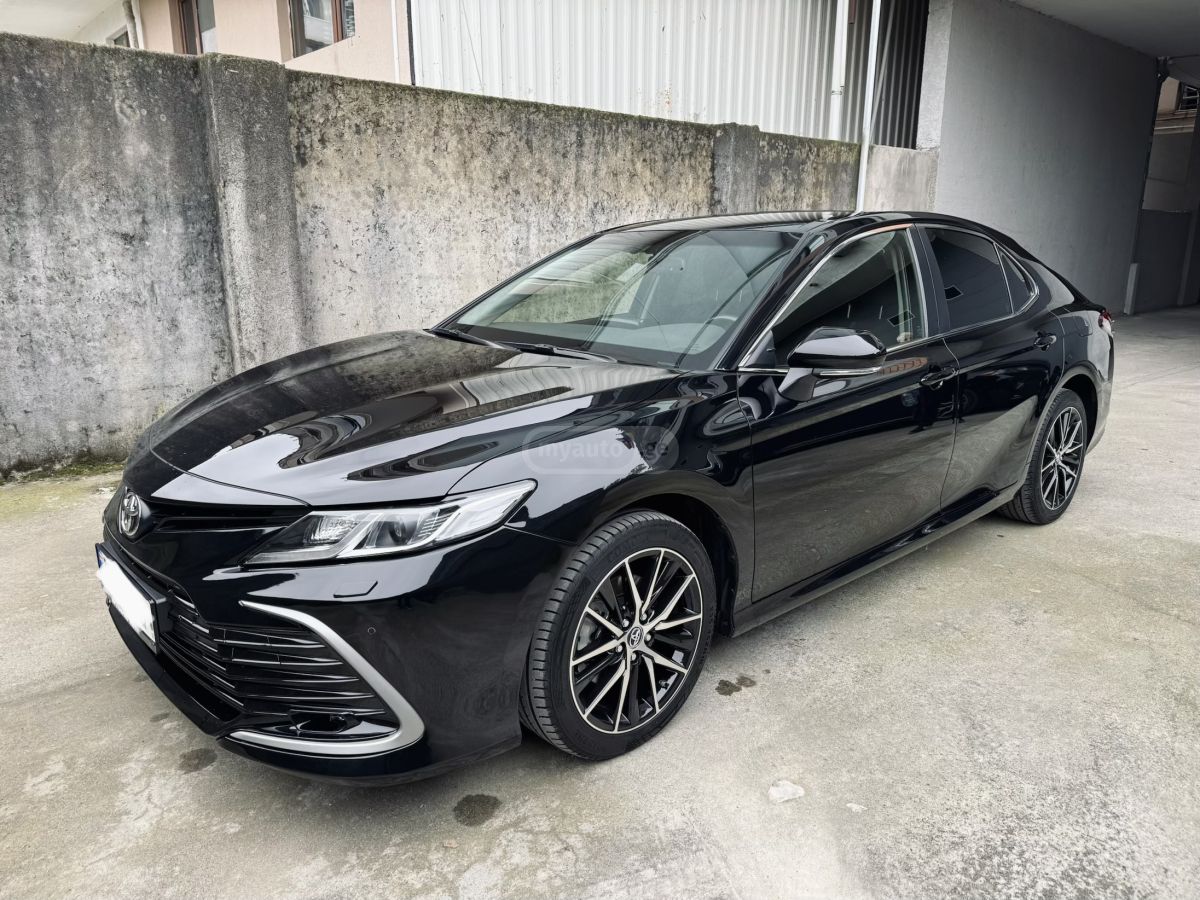Toyota Camry - фото 1