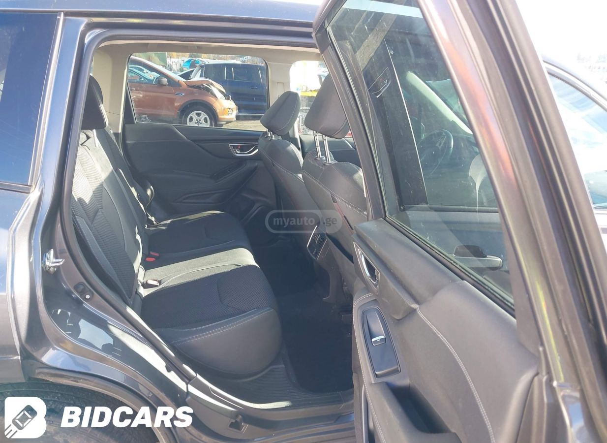 Subaru Premium 4dr All-Wheel Drive CV — миниатюра 7