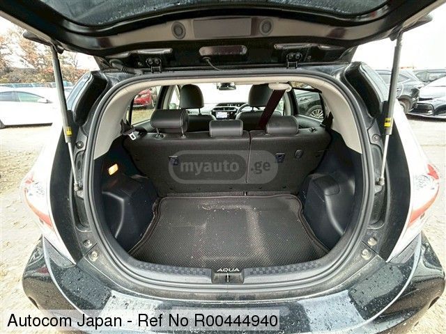 Toyota Aqua - фото 5